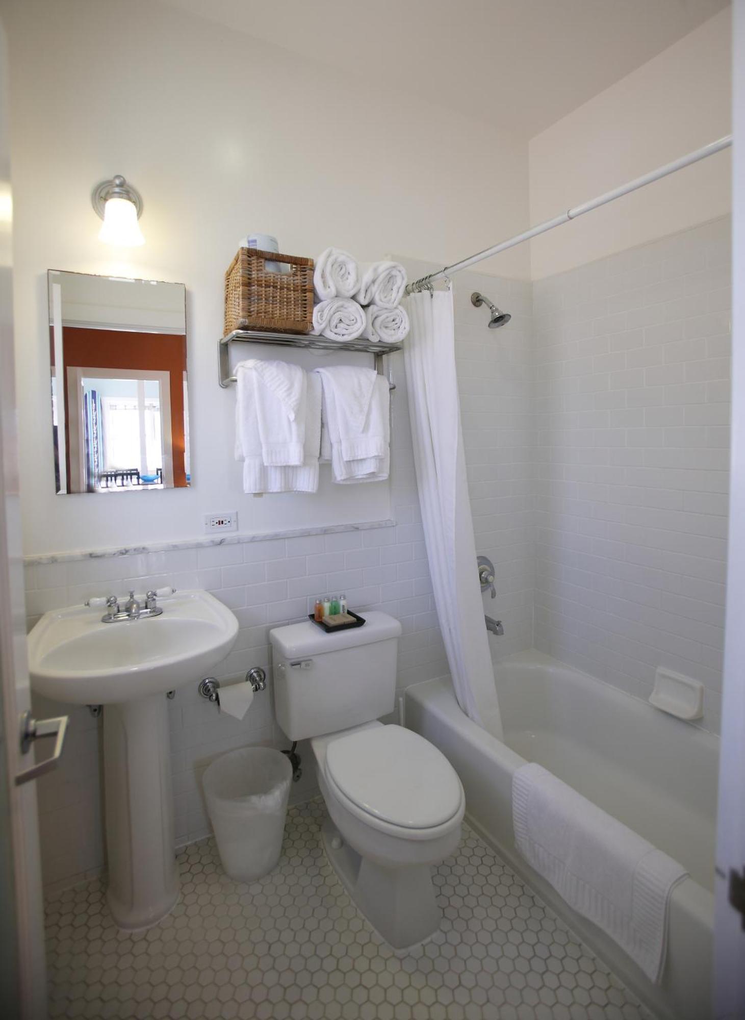 One-Bedroom Suite Beachfront Ocean View 1 Queen Bed 1 Sofa Bed,824276786:JPEG
